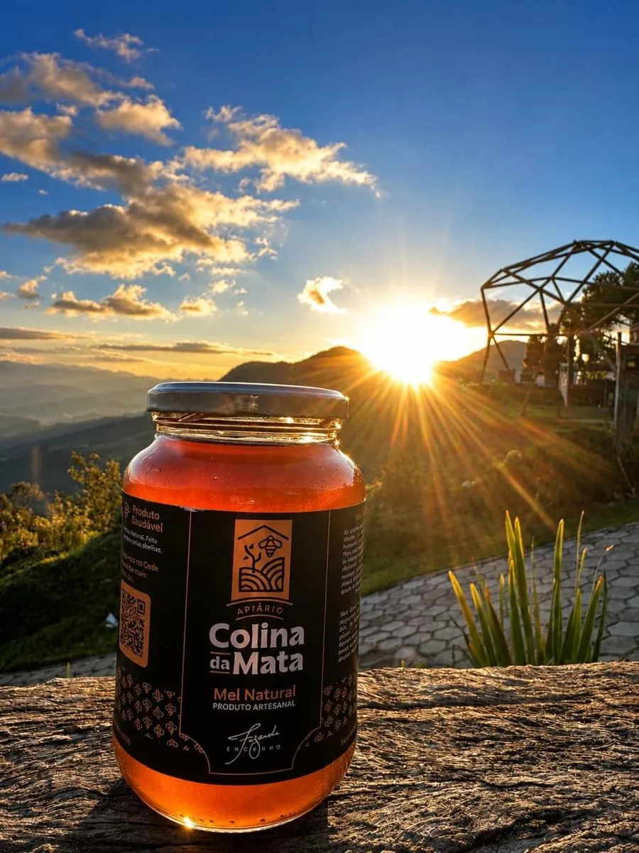 Pote de mel da Colina da Mata ao pôr do sol com o domo geodésico da fazenda ao fundo